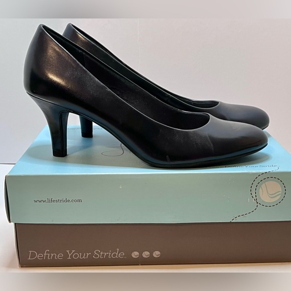 NWOT Life Stride Navy Blue Pumps size 9 - Picture 1 of 7
